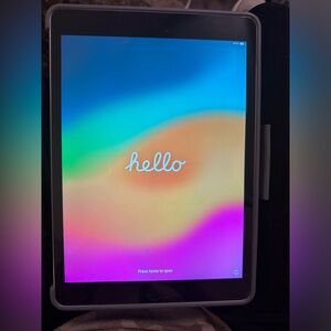 IPad (9th Generation) 64 GB Silver with keyboard case
